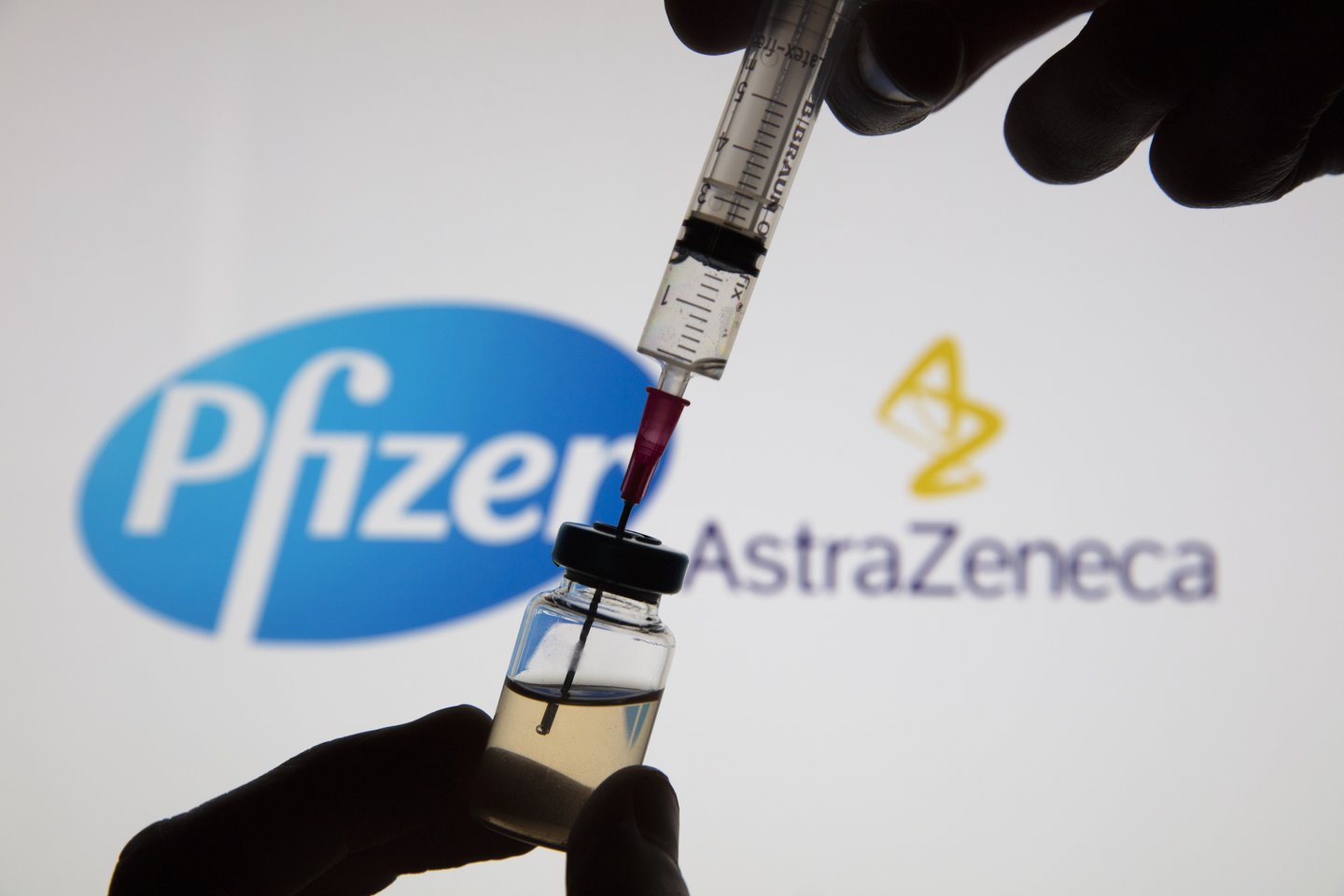 Tyrimai rodo, kad po pirmojo tiek „AstraZeneca“, tiek „Pfizer“/“BioNTech“ skiepo antikūnai susidarė daugiau nei 90 proc. britų – ir beveik 100 proc. gavusiųjų antrąjį skiepą.