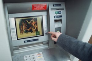 Įspėja, kad dėl pareigos didinti bankomatų skaičių bankai kaštus gali perkelti ant vartotojų pečių: augtų paslaugų kainos