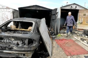 Ugnis penkis garažus pavertė anglimi: susirinkę vyrai nutarė, kad kaltos gali būti pelės