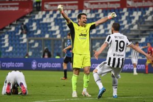 G. Buffonas su „Juventus“ laimėjo taurę – legendinis vartininkas tai padarė šeštą kartą per karjerą