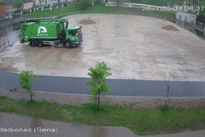 Vaikams teks dar ilgiau laukti galimybės žaisti stadione – šiukšliavežys įsigudrino nukirsti kampą per ką tik pasėtą žolę