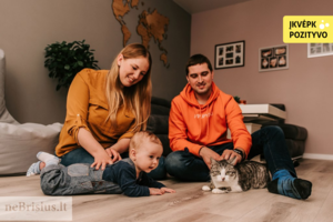 Sniege rastas sušalęs kačiukas savo laimės nepaleido – virto svarbiu šeimos nariu