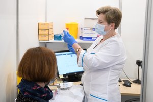 Profsąjungos tikina sulaukusios skundų dėl priverstinio darbuotojų skiepijimo, atsisakiusieji – bauginami