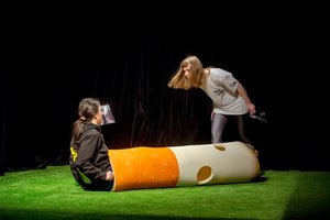 Debiutuojanti režisierė Teklė Kavtaradzė – apie paauglystės tyrinėjimus spektaklyje „KISSMAS“