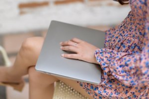 Daugiau nei pusė dirbančių sėdimą darbą suserga šia liga: ypač apkartina atostogas