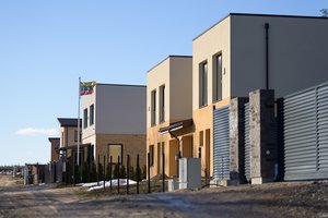Pavargę nuo gyvenimo daugiabučiuose lietuviai keliasi į kotedžus – šio būsto pardavimai šiemet išties rekordiniai