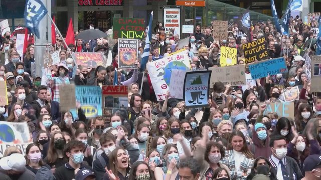 Tūkstančiai mokinių Australijoje praleido mokyklą: protestavo su klimato aktyvistais