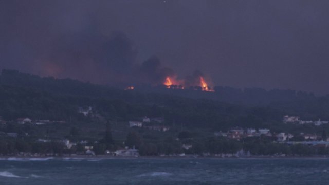 Graikijoje siautėja gaisras: įsiplieskus liepsnai žmonėms teko palikti namus