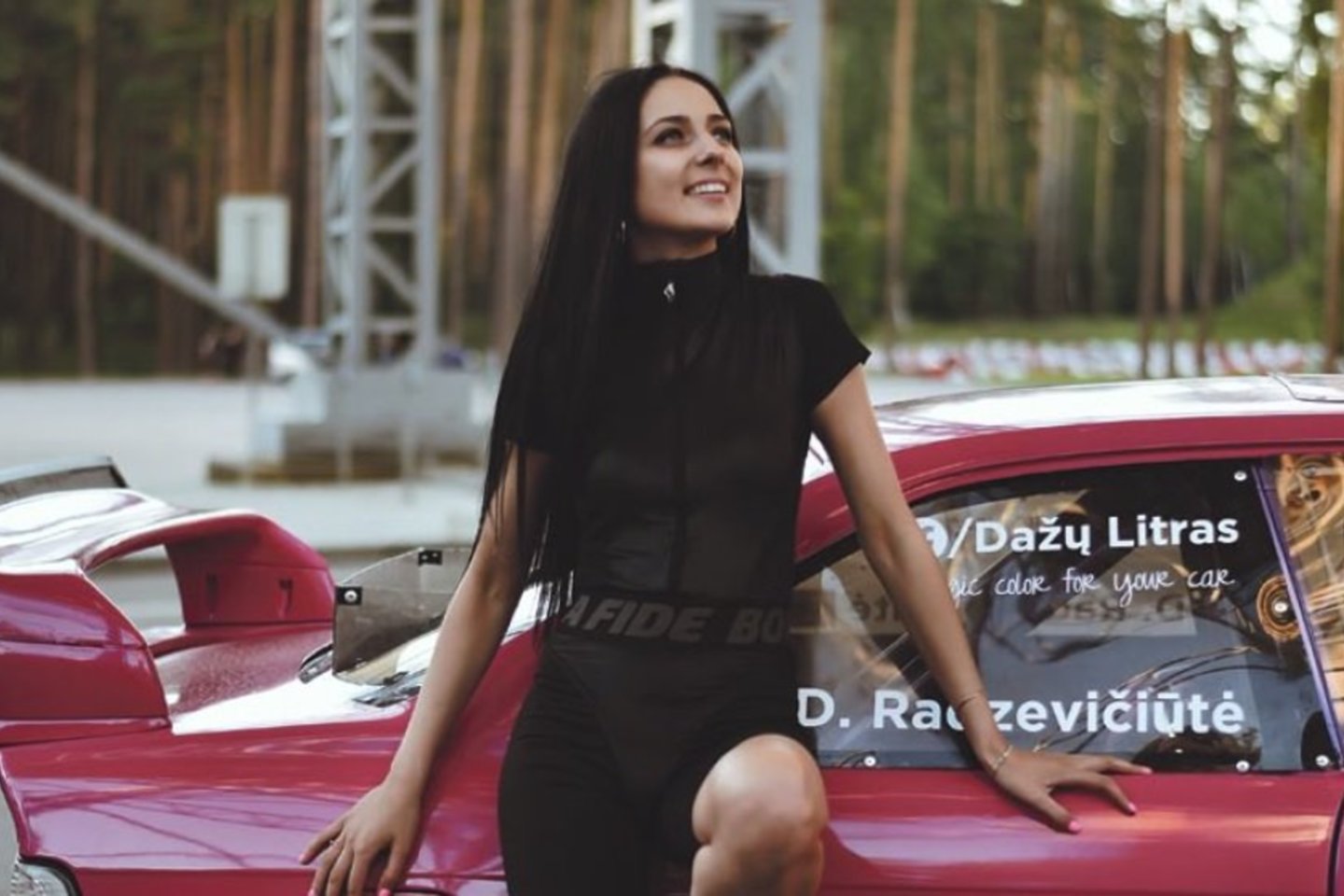 Pažiūrėjus į dailią, gležną 29 metų Deimantę Radzevičiūtę, ko gero, niekas nepasakytų, kad ji aistringa automobilių sporto dalyvė.<br>Ievos Dovidauskienės nuotr.