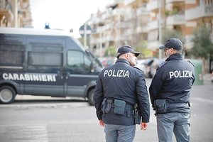 Pandemija padeda mafijai užkariauti Romą: žlungantys verslininkai gręžiasi į lupikautojus, policija bejėgė