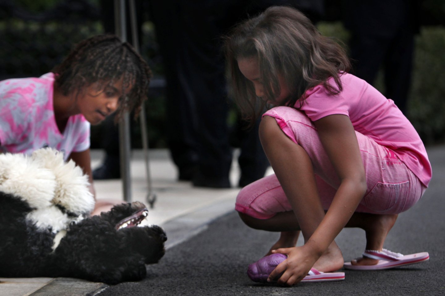 Malia ir Sasha Obamos su šuniu Bo 2009-aisiais.<br>AP/Scanpix nuotr.