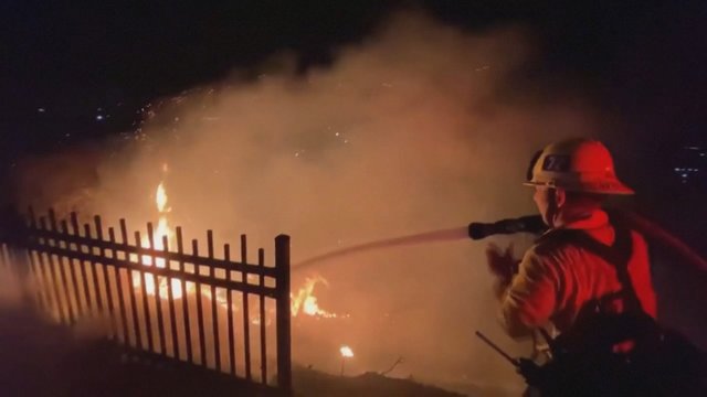 Vaizdai tiesiai iš įvykio vietos: Kalifornijoje įsisiautėjo krūmynų gaisrai