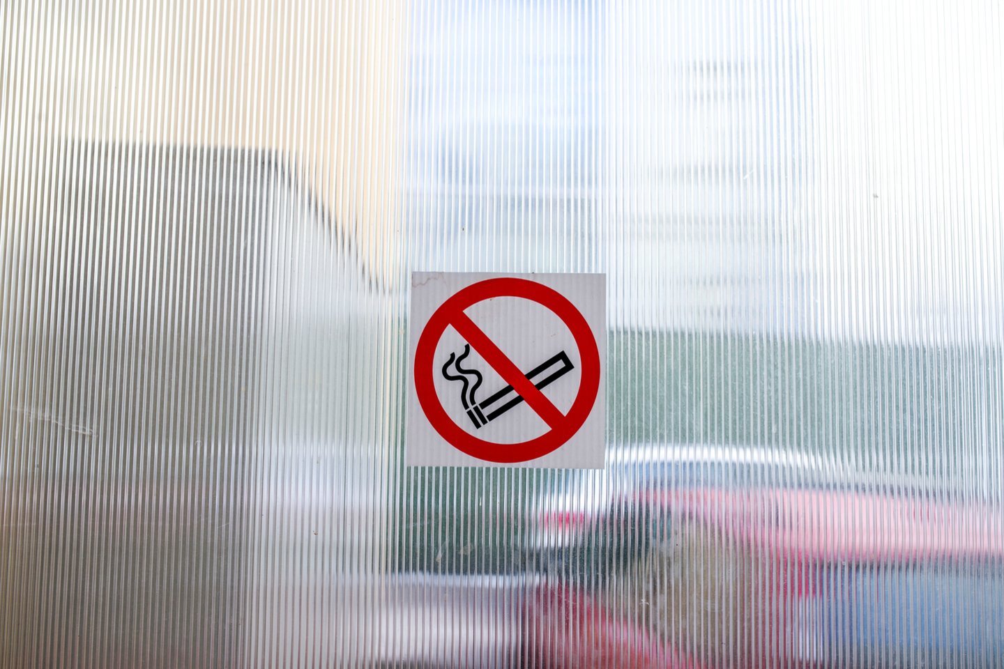 Kai kurie gyventojai nė nenutuokia, kad jų namo balkonuose, terasose ir lodžijose draudžiama traukti dūmą.<br>V.Ščiavinsko nuotr.