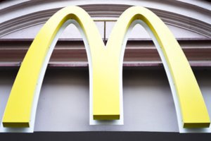 Jungtinės Karalystės gyvūnų teisių aktyvistai blokuoja „McDonald's“ kompleksus