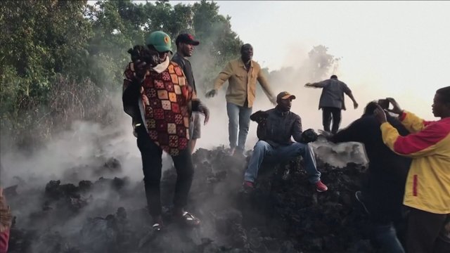 Neįprasta fotosesija: Kongo gyventojai skubėjo įsiamžinti šalia degančios lavos