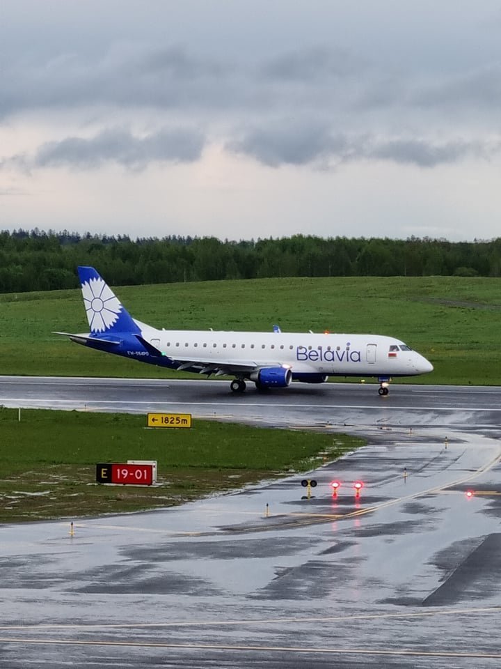 Sekmadienio vakarą Vilniaus oro uoste nusileido lėktuvas iš Minsko, oro linijų „Belavia“ keleivinis lėktuvas. Iš Atėnų į Vilnių skridęs lėktuvas tebėra Minske.<br>A.Vaitkevičiaus nuotr.