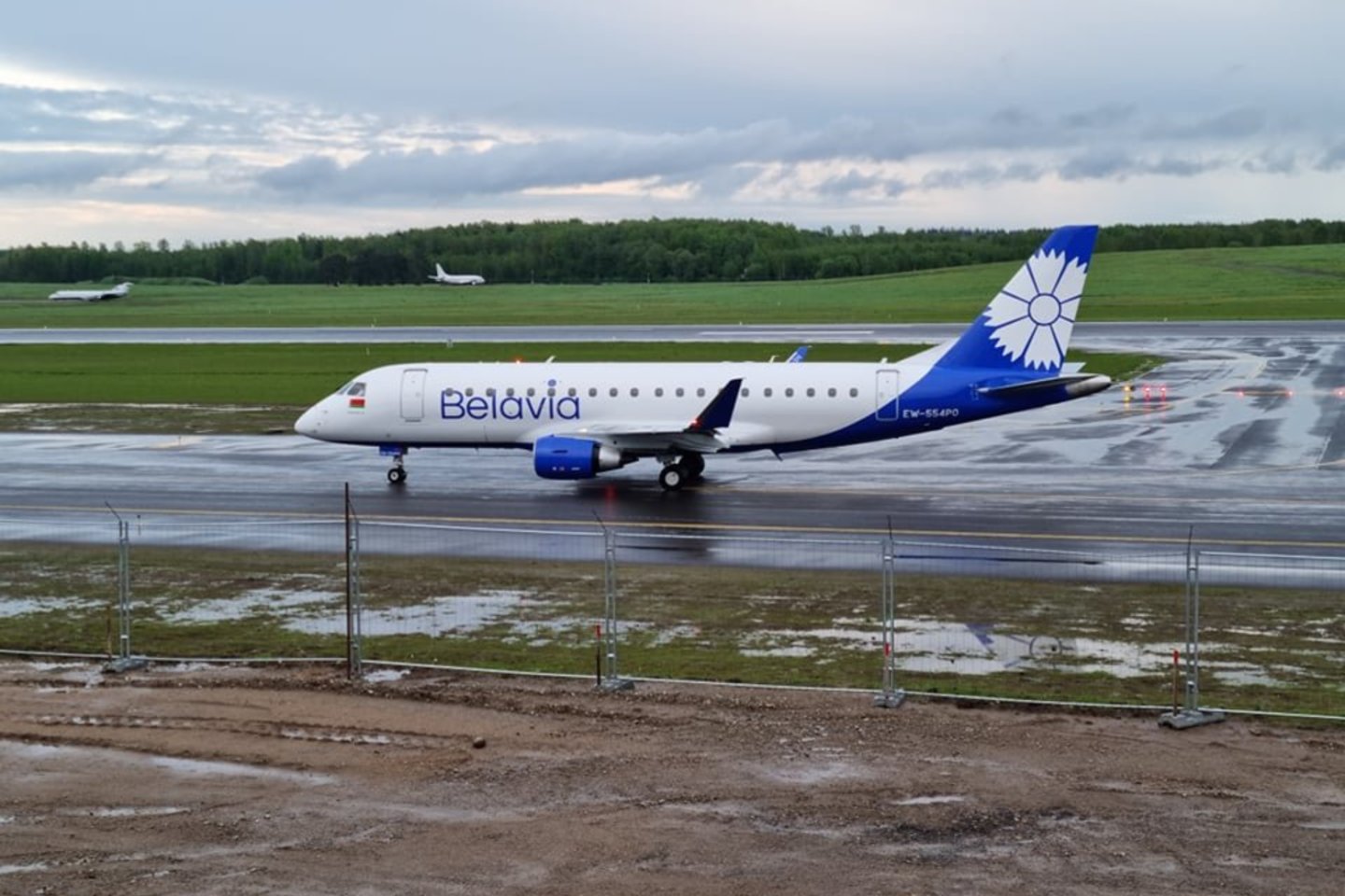 Sekmadienio vakarą Vilniaus oro uoste nusileido lėktuvas iš Minsko, oro linijų „Belavia“ keleivinis lėktuvas. Iš Atėnų į Vilnių skridęs lėktuvas tebėra Minske.<br>A.Vaitkevičiaus nuotr.