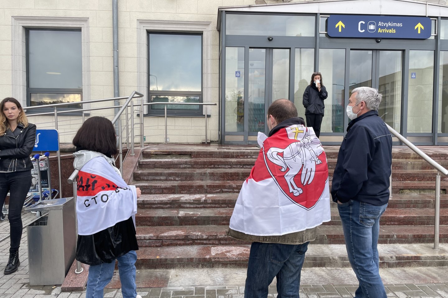 Vilniaus oro uoste Baltarusijos opozicijos tinklaraštininko ir aktyvisto R.Pratasevičiaus šalininkai su plakatais laukia „Ryanair“ lėktuvo su keleiviais ir pargabentu aktyvistu. <br> V.Ščiavinsko nuotr.