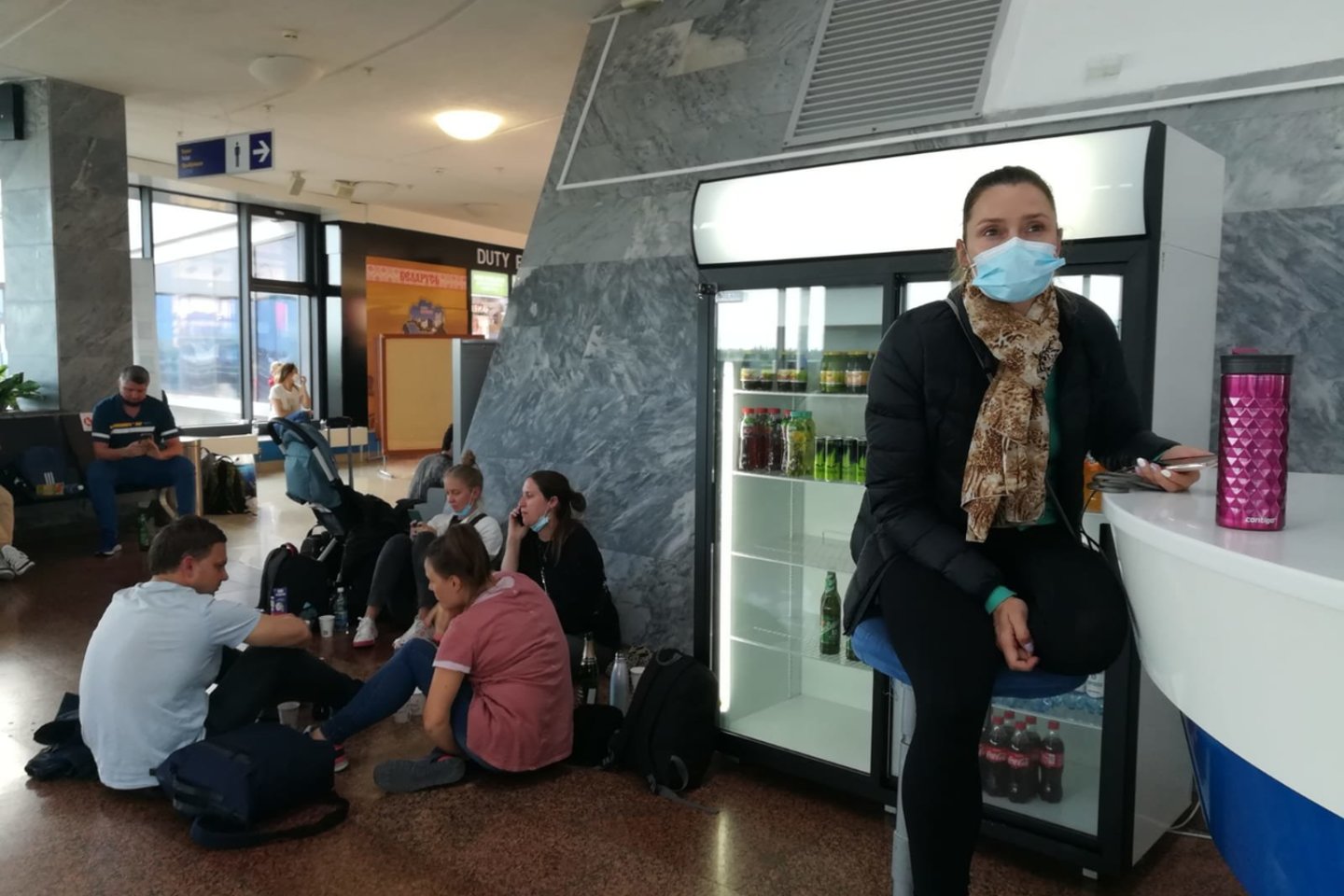 Minsko oro uoste laukiantys keleiviai, keliavę lėktuvu į Vilnių.<br>Skaitytojo Lino nuotr.