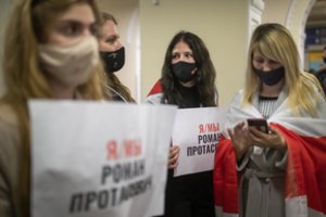 Vakarų šalys neslepia pasipiktinimo: Baltarusijos poelgį vadina šokiruojančiu lėktuvo užgrobimu