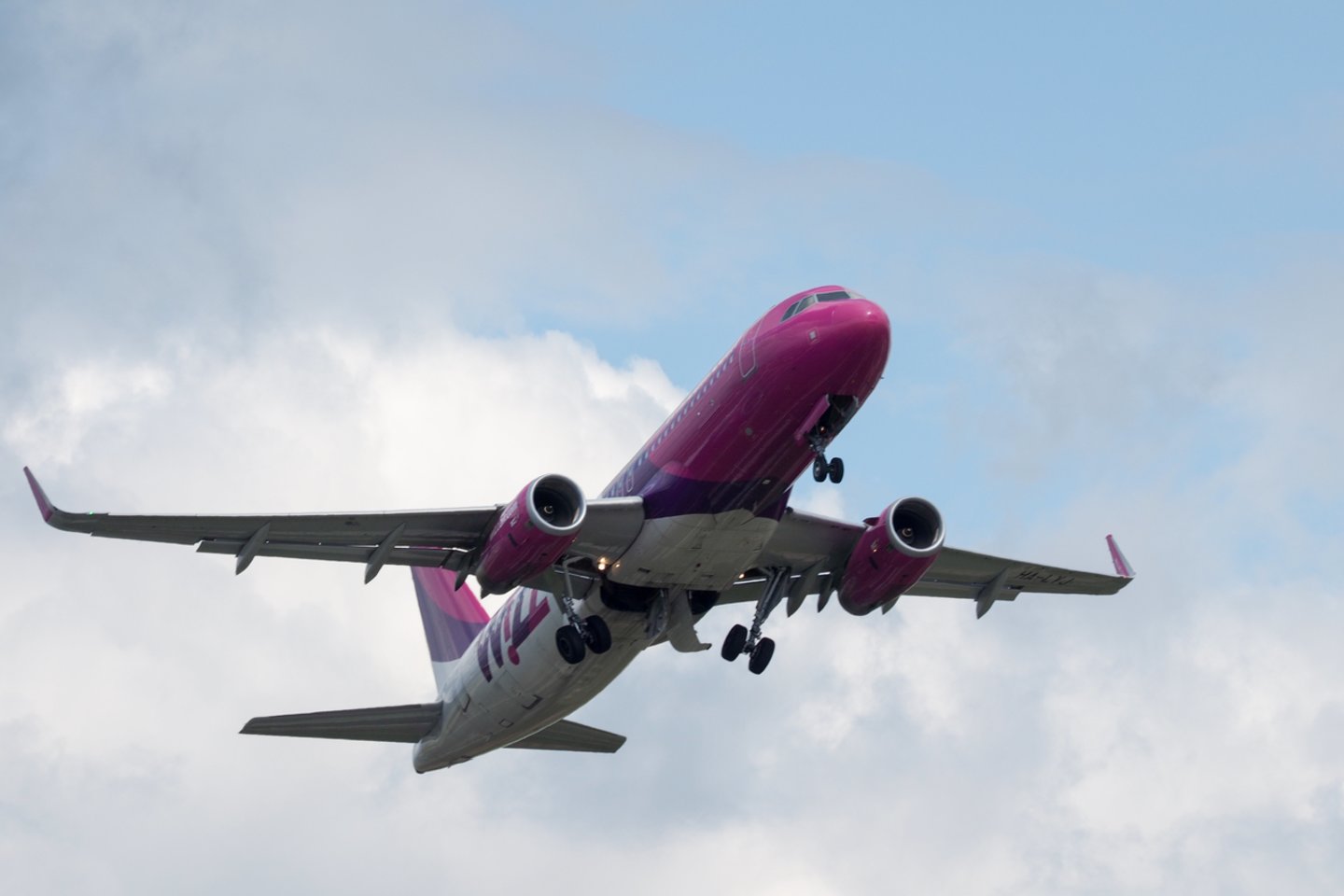 „Wizz Air“ ir „Air Baltic“ patvirtino, jog pirmadienį lėktuvų skrydžius nukreipia nuo Baltarusijos oro erdvės.<br>V.Ščiavinsko nuotr.