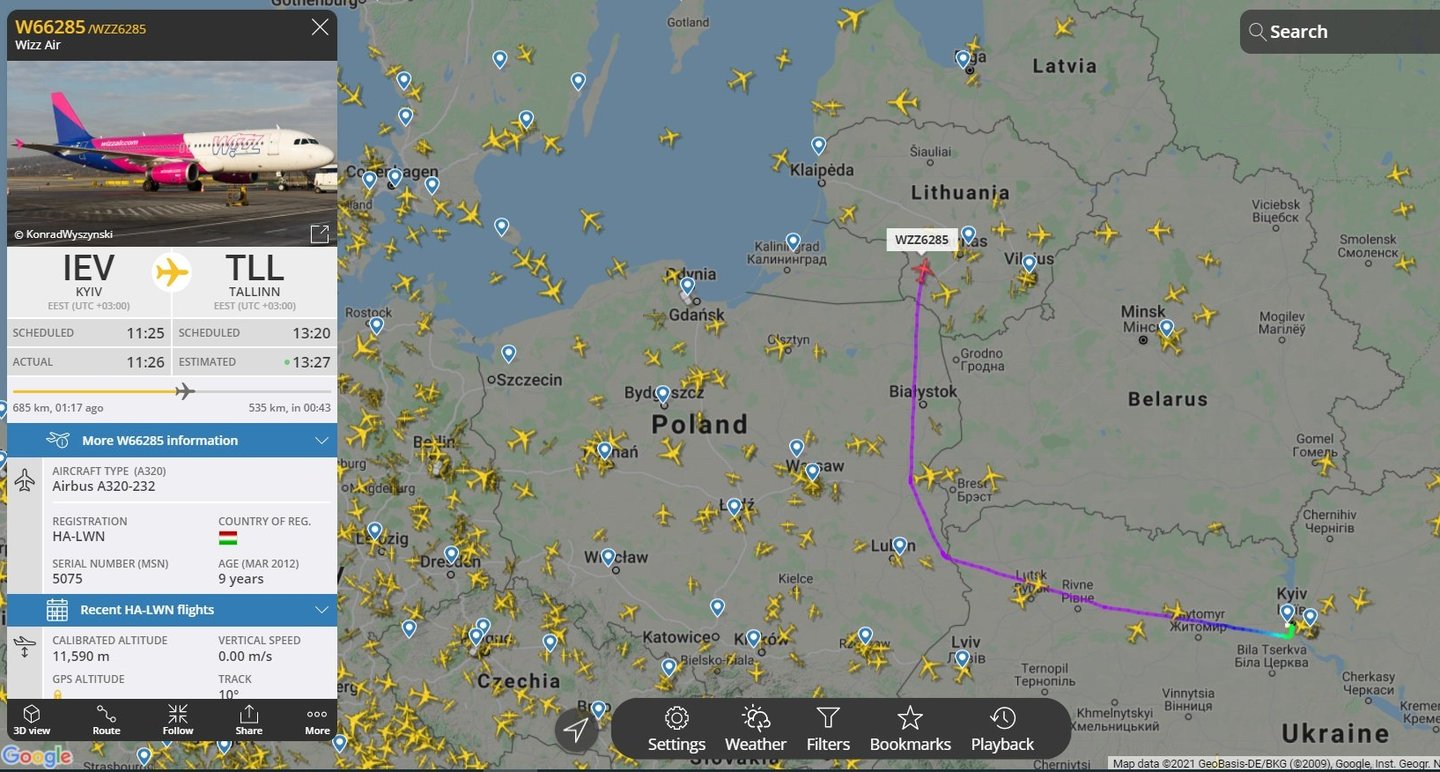 „Wizz Air“ ir „Air Baltic“ patvirtino, jog pirmadienį lėktuvų skrydžius nukreipia nuo Baltarusijos oro erdvės.<br>Lrytas.lt fotomontažas.