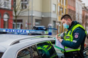 Palangoje sustabdytas „Opel“ vairuotojas nenorėjo pūsti – bandė „susitarti“ siūlydamas kyšį