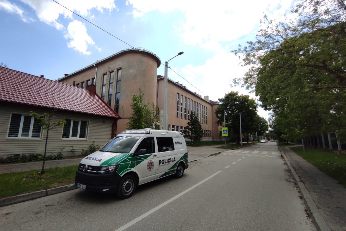  Policija aiškinasi 11 metų berniuko iškritimo pro Kauno Gedimino sporto ir sveikatinimo gimnazijos langą aplinkybes. <br> G.Bitvinsko nuotr.