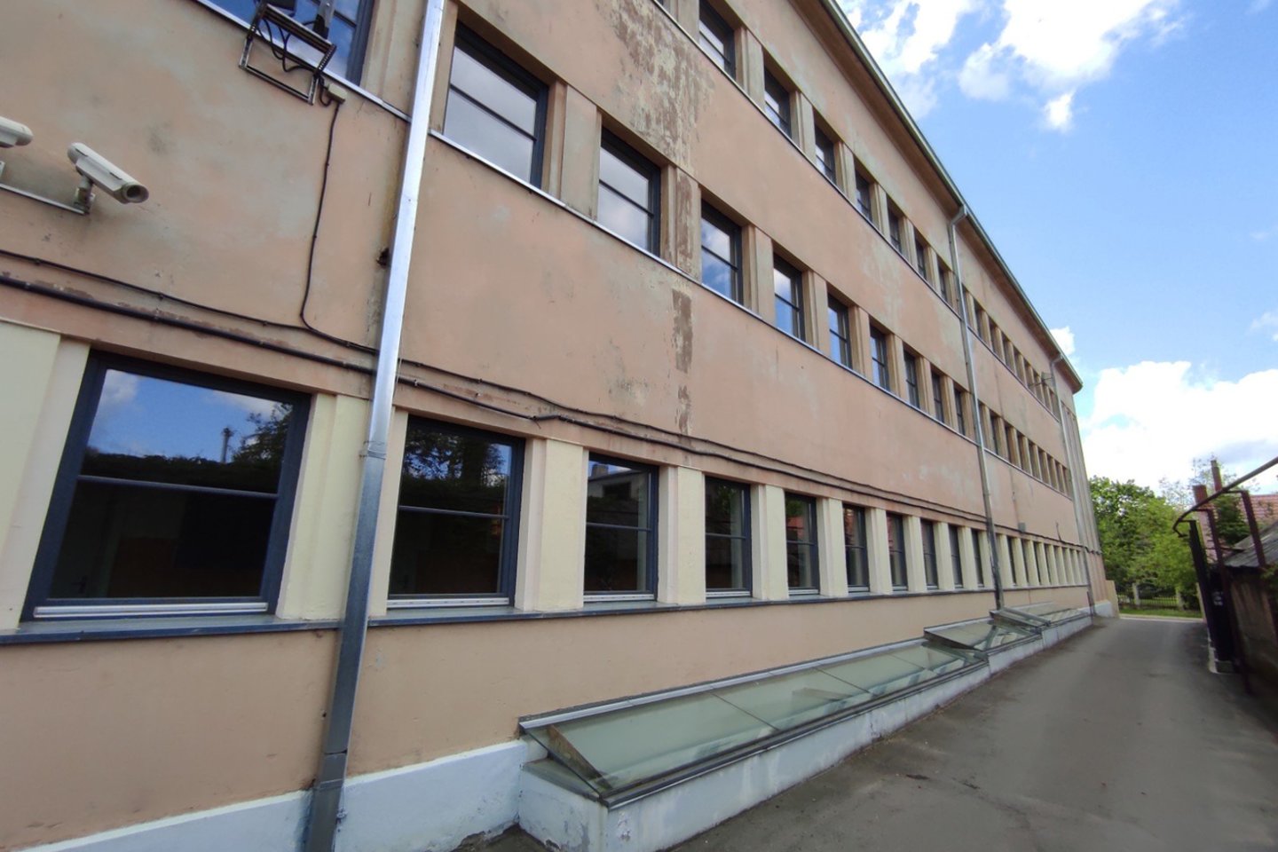  Policija aiškinasi 11 metų berniuko iškritimo pro Kauno Gedimino sporto ir sveikatinimo gimnazijos langą aplinkybes. <br> G.Bitvinsko nuotr.