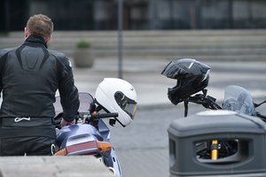 Vairavimo treneris: motociklas nėra laikomas rankomis – atvejai, kai vairuotojai žaidžia su ugnimi