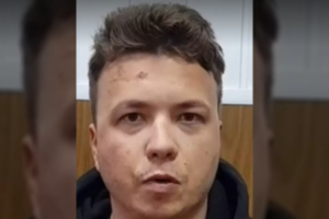 Po pranešimų apie sunkią R. Pratasevičiaus sveikatos būklę paviešintas įrašas iš tardymo – jis „prisipažino“