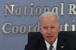 J. Bidenas sureagavo į lėktuvo nutupdymą ir R. Pratasevičiaus „prisipažinimą“: „Gėdingi puolimai“
