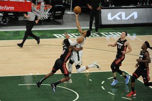 Antrasis žingsnis: Giannio Antetokounmpo vedamas „Bucks“ dominavo prieš „Heat“ nuo pirmųjų minučių
