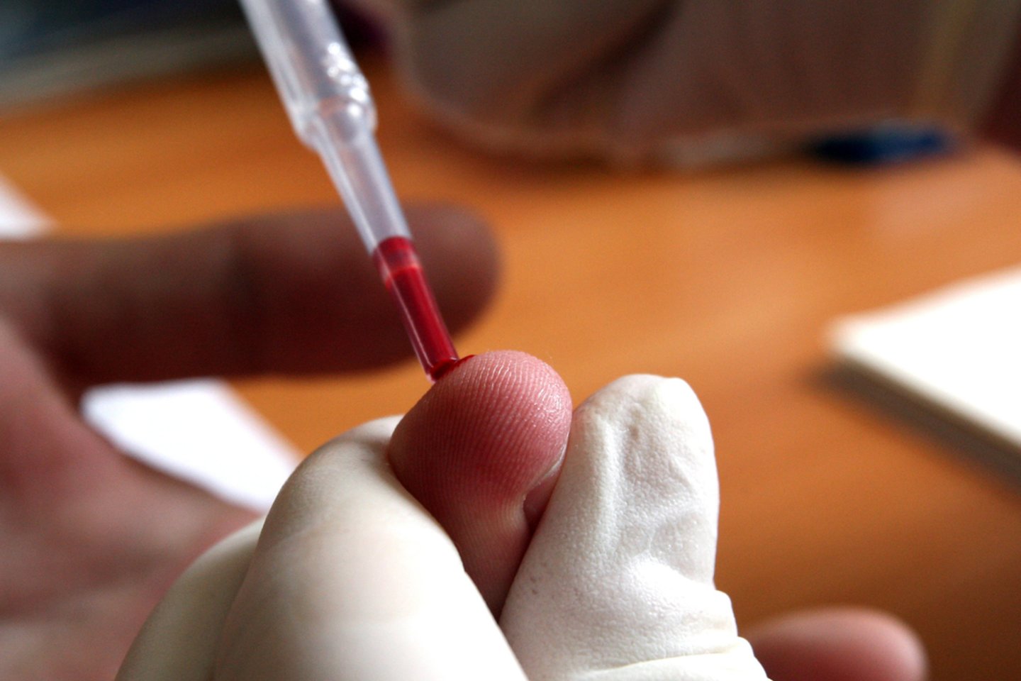 Lietuvoje, kaip ir kitose šalyse, siekiant užtikrinti donorinio kraujo saugumą, visų donorų kraujas yra privalomai tiriamas dėl infekcijų.<br>G.Šiupario nuotr.