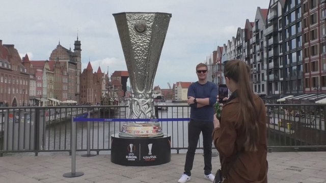 Gdanskas išsipuošė dėl ten vyksiančio Europos lygos finalo: vėliavos, dekoracijos ir  milžiniška trofėjaus kopija