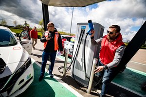 Kada elektromobilius įkrausime taip greitai, kaip pripildydami baką benzinu?