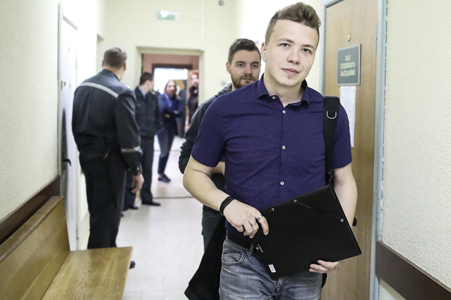 Žurnalisto ir opozicionieriaus Ramano Pratasevičiaus mama Natalija Pratasevič portalui „Belsat“ papasakojo, kaip ji regėjo savo sūnų vaizdo įraše, kuris vėlyvą pirmadienio vakarą buvo publikuotas internete. <br> Reuters/Scanpix nuotr.