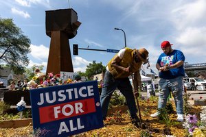 Minint G. Floydo nužudymo metines prie memorialo pasigirdo šūviai