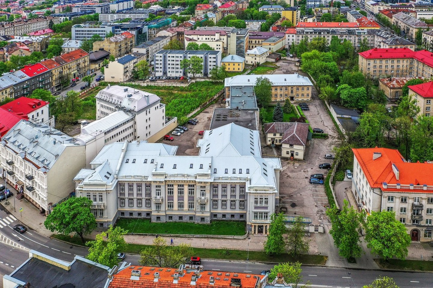 VGTU fakultetams naudoti pastatai J. Basanavičiaus g. 28, Naugarduko g. 41, Vytenio g. 20 ir 22 bus parduoti šios vasaros pradžioje vyksiančių viešųjų el. aukcionų metu.<br>VGTU vizual. ir nuotr.