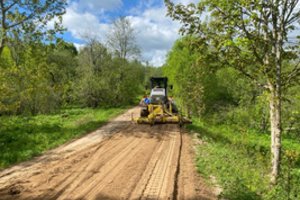 Ignalinoje ralio šventę kūrę organizatoriai pasirūpino, kad apleistų ir duobėtų vieškelių kokybė būtų geresnė
