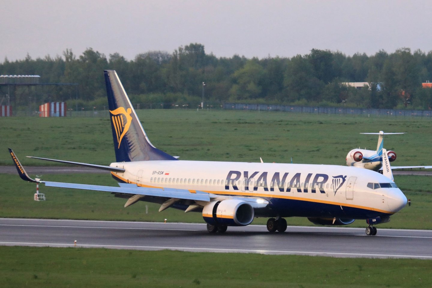  Sekmadienį Minsko oro uoste buvo priverstinai nutupdytas bendrovės „Ryanair“ keleivinis lėktuvas, skridęs iš Atėnų į Vilnių. Jis buvo priartėjęs prie Lietuvos oro erdvės, tačiau buvo priverstas pasukti į Baltarusijos sostinę.<br> AFP/Scanpix nuotr.