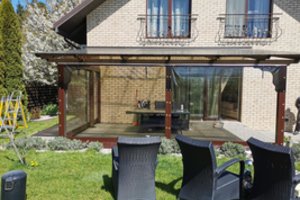 Namų terasas plaunantis lietus privertė šeimininkus ieškoti būdų, kaip apsaugoti jas nuo vandens: kai ką sugalvojo