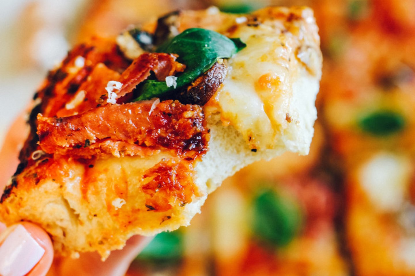 Skardoje kepta pica. <br> „Ant medinės lentelės“ nuotr.