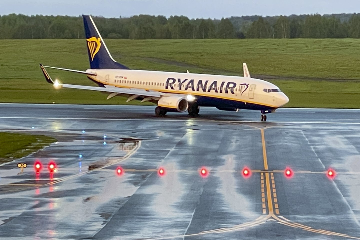 Lėktuvas Ryanair grįžęs iš Minsko, kur buvo priverstinai nutupdytas.<br>V.Ščiavinsko nuotr.