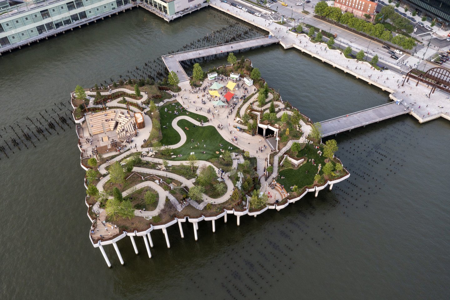 Nors projekto JAV, kurio autoriai – architektų biurai „Heatherwick Studio“ ir MNLA, pavadinimas „Mažoji sala“, jo vizija ir biudžetas buvo milžiniški.<br>Timothy Schenck / archdaily.com nuotr.