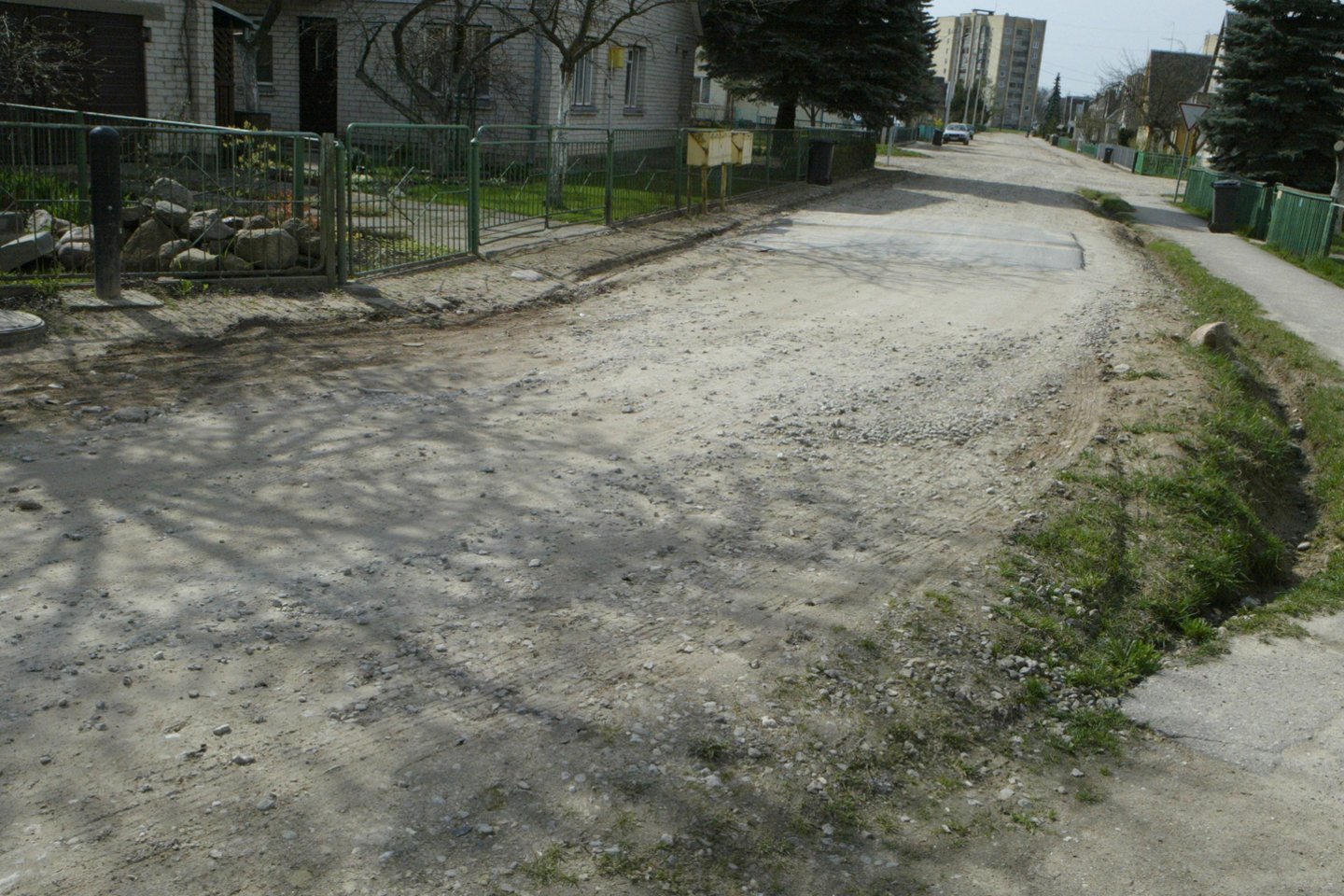 Lietuvai nedelsiant reikalinga atskira žvyrkelių per Lietuvos gyvenvietes (kaimus) asfaltavimo programa.<br>S.Bagdonavičiaus nuotr.