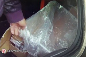 BMW automobilyje aptikta cigarečių kontrabanda: vyras norėjo susitarti „draugiškai“