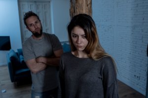 Moteris skundžiasi dvejus metus darbe kentusi psichologinį smurtą: papasakojo, ką teko ištverti ir bijo susidorojimo