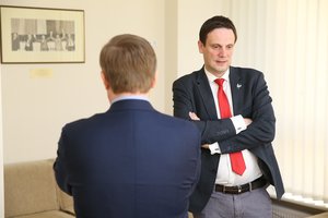 Išdaviku R. Karbauskio išvadintas T. Tomilinas atremia: mus sieja puikūs „politinės partnerystės“ santykiai