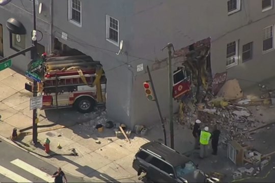 Ugniagesių automobilis rėžėsi į daugiabutį: sužeisti 5 žmonės